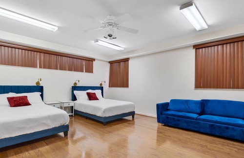 Hollywood Hills Villa | Luxury Villa w/Heated Pool | Mins to Beach