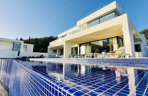 Benalmadena Villa | Luxury Villa with Infinity Pool, Sea View, Mountain View, Wi-Fi, A/C, Terrace & Garden