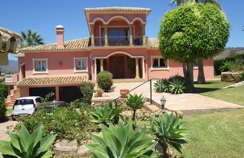 Urbanizacion Hacienda las Chapas Villa | Luxury Villa With Stunning Views Of Marbella, Mountains. Pool Terrace. Sleeps10