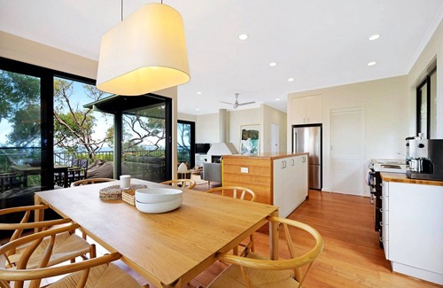 Hardys Bay House | Luxury Villas The Bach at Grandview (Walk to the beach)