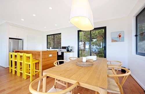 Hardys Bay House | Luxury Villas The Bach at Grandview (Walk to the beach)