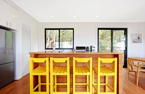 Hardys Bay House | Luxury Villas The Bach at Grandview (Walk to the beach)