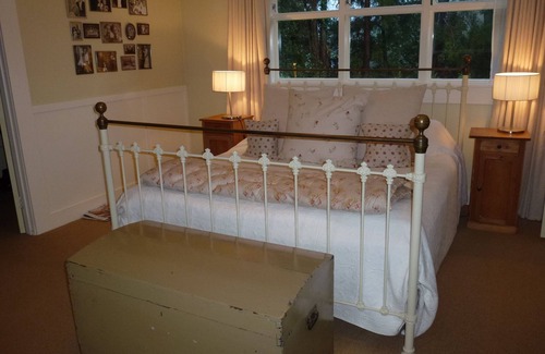 Hamurana Bed & Breakfast | Luxury Vintage Room Excellent Location!