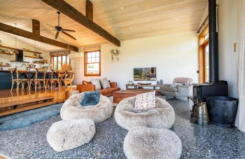 Luggate Villa | Luxury Wanaka villa, hot tub & mountain views