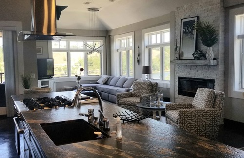 Grand Haven Condo | Luxury Waterfront Condo in dwtn, steps to shops, Wifi w/Roku, rooftop deck!