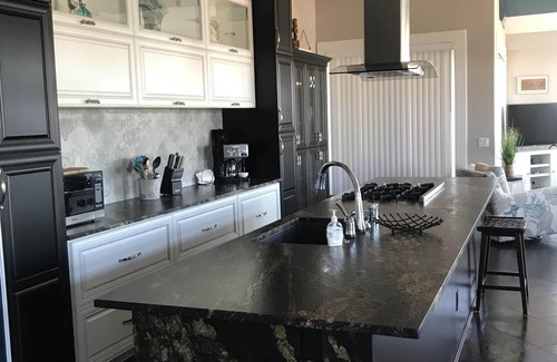Grand Haven Condo | Luxury Waterfront Condo in dwtn, steps to shops, Wifi w/Roku, rooftop deck!