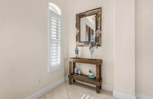 Yacht Club House | Luxury Waterfront Direct Gulf access - Walk to Beach & Bikes - Villa Coral Mist - Cape Coral