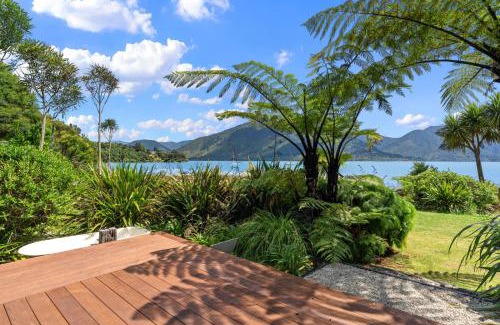 Moetapu Bay House | Luxury Waterfront Retreat at Mahau Sound