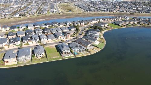 Sanctuary Lakes House | Luxury Waterfront Villa BBQ Cafe WiFi Great Views 5BRM