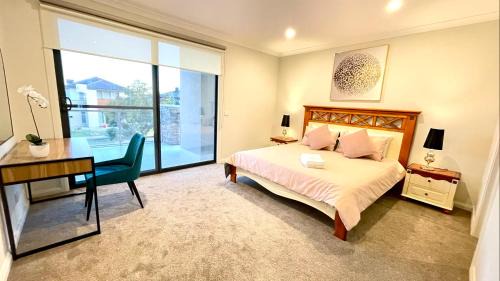 Sanctuary Lakes House | Luxury Waterfront Villa BBQ Cafe WiFi Great Views 5BRM