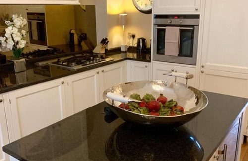 Kelvinbridge Apartment | Luxury West End Apartment (Park area) - with free Parking space