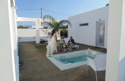 Kalathas Villa | Luxury White Suite(2 Persons)