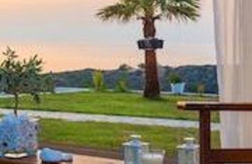 Kalathas Villa | Luxury White Suite(2 Persons)