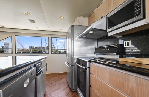 Charleston Boat Rental | Luxury Yacht Charter with private stewardess, great views, & strong Wi-Fi.