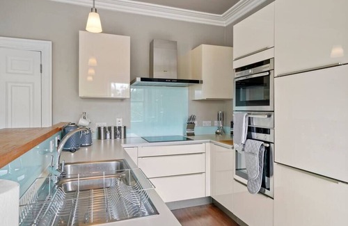 Wakefield Condo | Luxury Yorkshire Apartment 4 - Parking