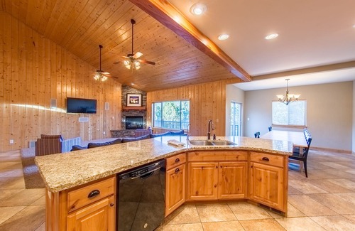Zion National Park East Entrance Cabin | Luxury Zion Cabin: ping pong, cornhole, hammock, pool access, 7th night FREE!