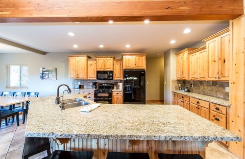 Zion National Park East Entrance Cabin | Luxury Zion Cabin: ping pong, cornhole, hammock, pool access, 7th night FREE!