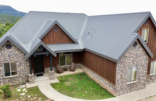 Zion National Park East Entrance Cabin | Luxury Zion Cabin: ping pong, cornhole, hammock, pool access, 7th night FREE!