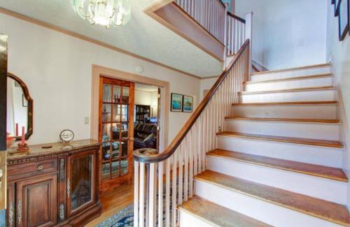 Lynchburg House | Lynchburg Getaway with Workspace and Free Parking. Close to Colleges and Shops