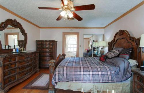 Lynchburg House | Lynchburg Getaway with Workspace and Free Parking. Close to Colleges and Shops