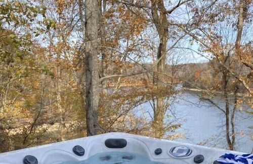 Lynchburg House | LYNCHBURG LAKEHOUSE. TIMS FORD LAKE. HOT TUB.