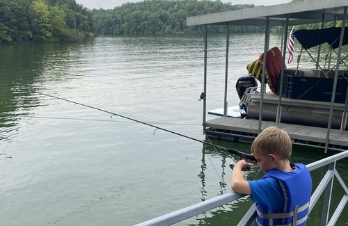 Lynchburg House | LYNCHBURG LAKEHOUSE. TIMS FORD LAKE. HOT TUB.