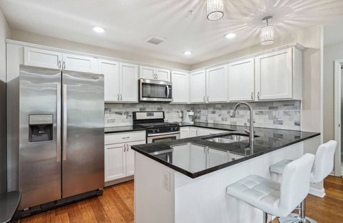 Lowry Hill East House | Lyndale Flat 4BR 5BA Apartment with Rooftop