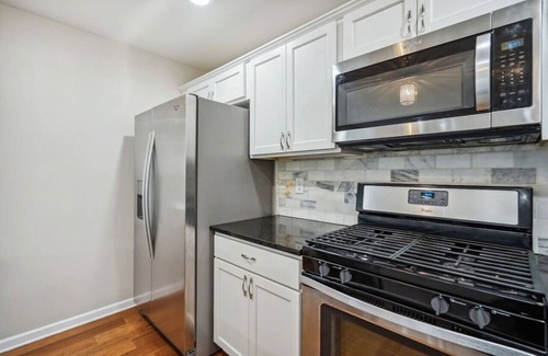 Lowry Hill East House | Lyndale Flat 4BR 5BA Apartment with Rooftop