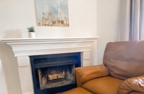 Lyndon House | Lyndon Executive Monthly Condo w/Covered Parking