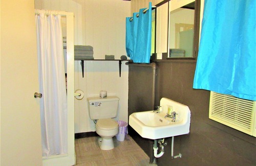 Almo Hotel | Lynnhurst Resort Motel #10 w/Kitchen - Dog Friendly!