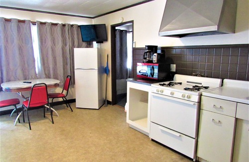 Almo Hotel | Lynnhurst Resort Motel #10 w/Kitchen - Dog Friendly!