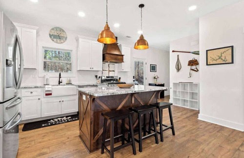 Eatonton House | Lyon's Den - *NEW* 5bd, Sleeps 13, New Dock+ More