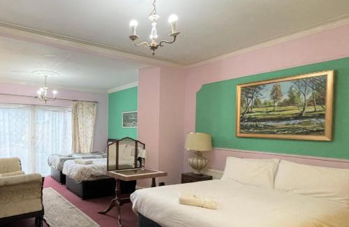 Uxbridge South House | Lyttleton Guest House Limited