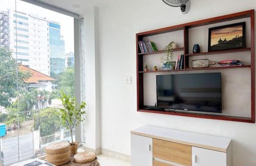 Phuong 6 Apartment | Mặt tiền Quận 3 - Nhà kính view đẹp - có thang máy