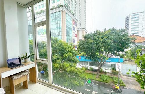 Phuong 6 Apartment | Mặt tiền Quận 3 - Nhà kính view đẹp - có thang máy