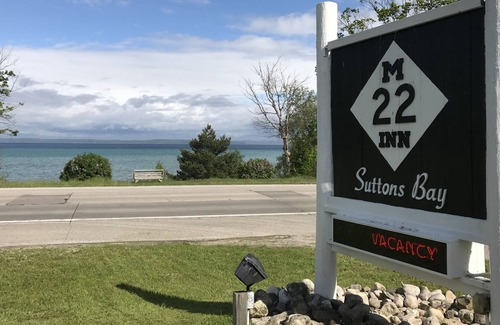 Suttons Bay Hotel | M-22 Inn Suttons Bay