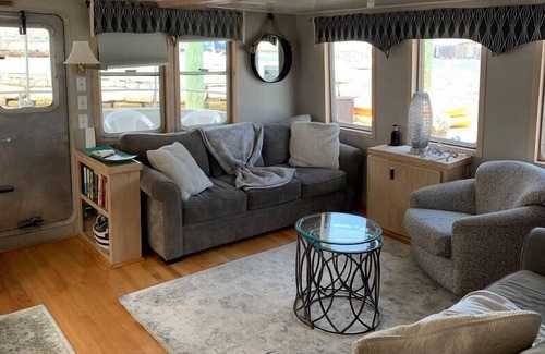 North End House | M/V Patriot: Amazing Houseboat Water Front Views!!