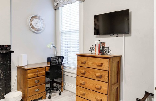 Fan District Apartment | M1 heart of the FAN/VCU/private parking/fenced
