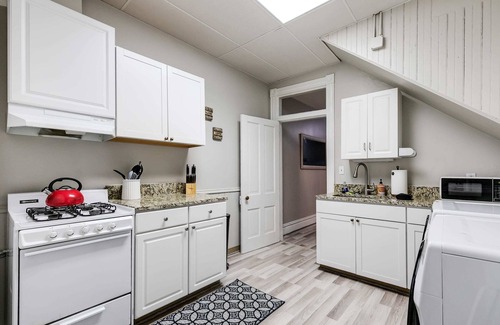 Fan District Apartment | M1 heart of the FAN/VCU/private parking/fenced