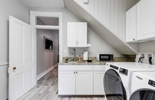 Fan District Apartment | M1 heart of the FAN/VCU/private parking/fenced