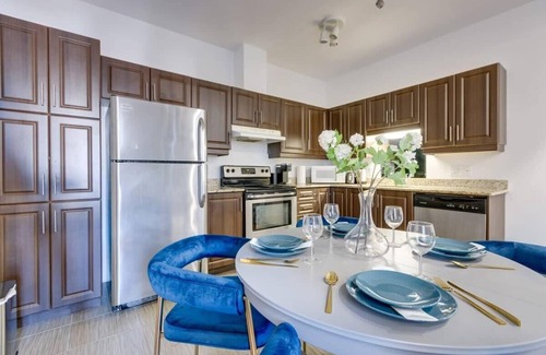 Milton Park Apartment | M11 | Boulevard Suites: Large 3-BR DT Montreal 3F