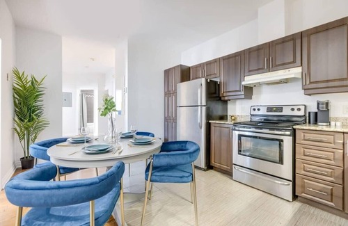 Milton Park Apartment | M11 | Boulevard Suites: Large 3-BR DT Montreal 3F