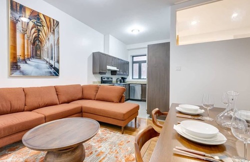 Milton Park Apartment | M11 | Boulevard Suites: Spacious 3-BR in DT MTL 2A