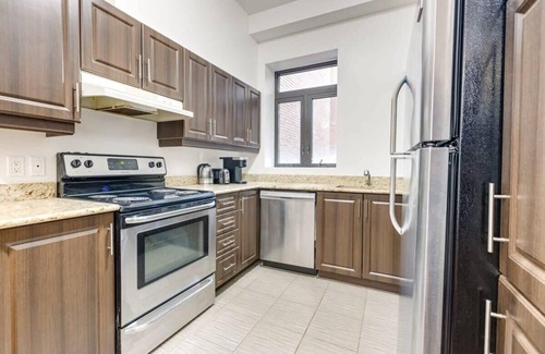 Milton Park Apartment | M11 | Boulevard Suites: Spacious 3-BR in DT MTL 2A