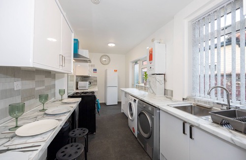 Salford House | M6Guest House is your convenient home away from home near Manchester City Centre
