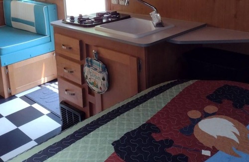 Burton House | Ma & Pa's Retro Glamp Camp Close to the Parks/Private Hiking, Kayaking and more.