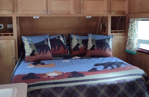Burton House | Ma & Pa's Retro Glamp Camp Close to the Parks/Private Hiking, Kayaking and more.