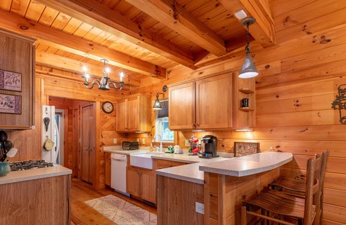 Fleetwood House | Ma's Sunset Escape - 3BR between Boone and West Jefferson! Pet friendly, year-round views!