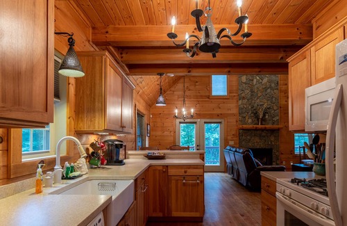 Fleetwood House | Ma's Sunset Escape - 3BR between Boone and West Jefferson! Pet friendly, year-round views!