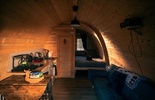 Dunfermline Cabin | Macallan, Off-Grid Cabin in Woods: Macallan. Pet Friendly!